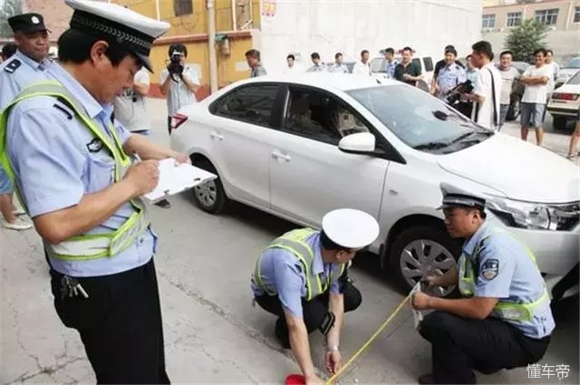 遇到交通事故别顾着慌，这5通电话一定要打！