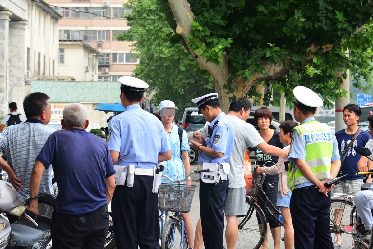 姐姐借弟弟的车，无证驾驶发生交通事故逃逸，赔偿了6万多块钱