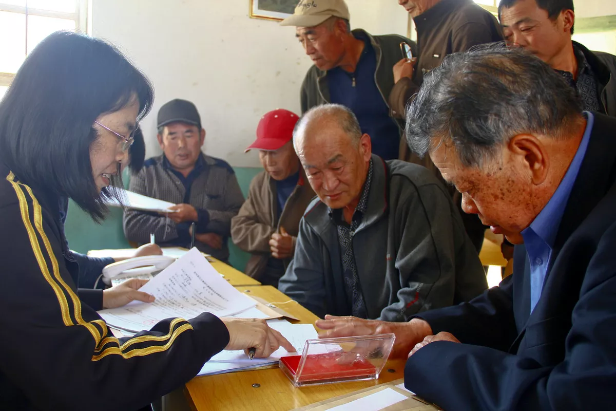 这里的原民办代课教师提出了解决养老问题的两项要求，应该怎么看