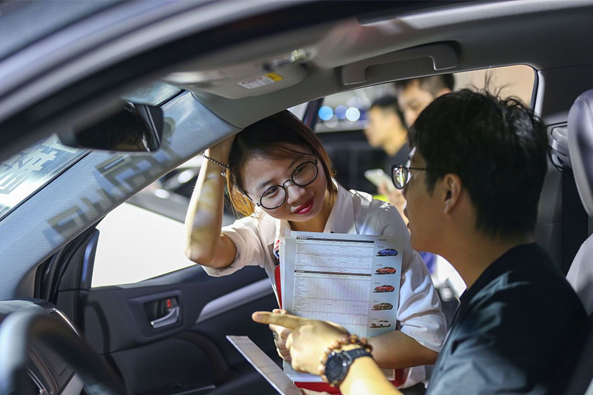 提新车4S收2400上牌费，汽车上牌到底难吗？手把手教你给新车上牌